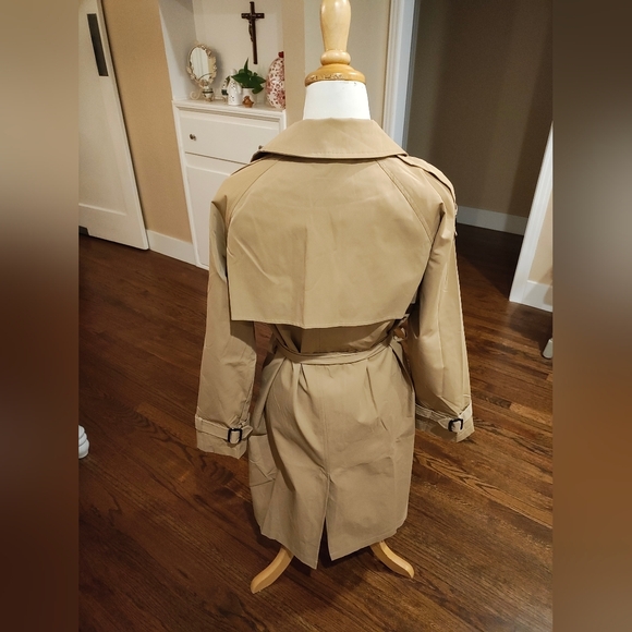 Classic Tan Trench Coat - Picture 3 of 5